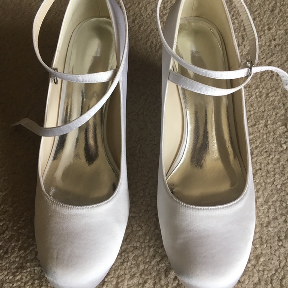 Shoes - White Satin Heels / White Pumps size 10.5, EU 42